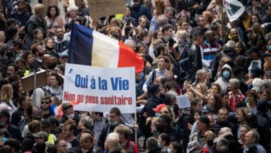 آلاف يتظاهرون في فرنسا رفضا لقيود وقائية جديدة أعلنها ماكرون