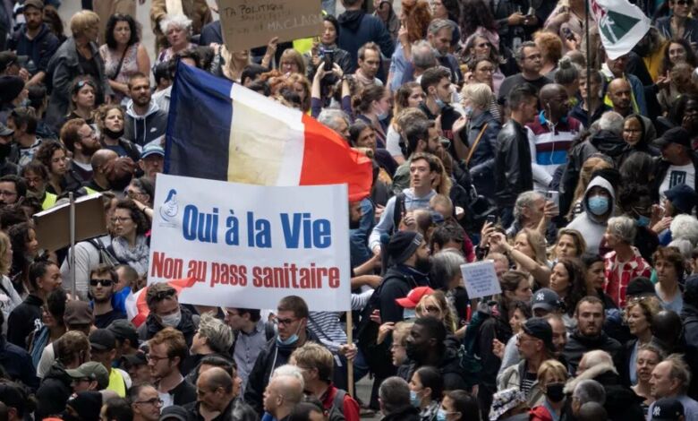 آلاف يتظاهرون في فرنسا رفضا لقيود وقائية جديدة أعلنها ماكرون