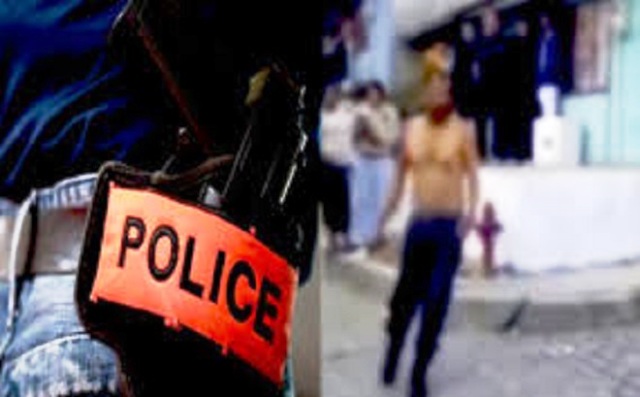 شرطي يستخدم سلاحه الوظيفي لتوقيف شخص عرض المواطنين والشرطة للاعتداء في مدينة صفرو
