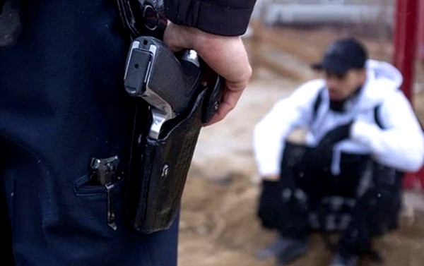 العطاوية: مفتش شرطة يستعمل سلاحه الوظيفي لتوقيف شخص في حالة اندفاع قوية