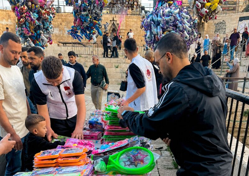 وكالة بيت مال القدس الشريف توزع ألعابا وهدايا على الأطفال عند بوابات المسجد الأقصى بمناسبة عيد الأضحى المبارك