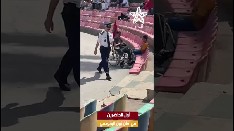شاب من ذوي الهمم يتحدى حرارة الشمس ليكون أول الحاضرين في فان زون البرنوصي قبل مباراة المغرب