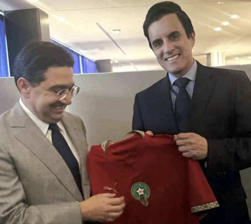بوريطة يهدي نظيره البيروفي قميص المنتخب المغربي خلال لقائهما بنيويورك